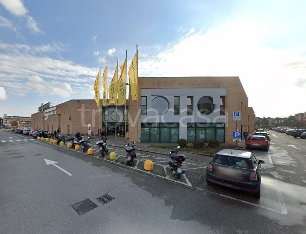 negozio in vendita a Pisa in zona Le Piagge