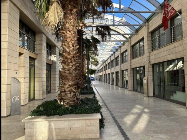 negozio in vendita a Pisa in zona Cisanello