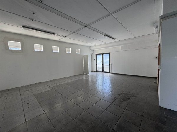 negozio in vendita a Pisa in zona Ospedaletto