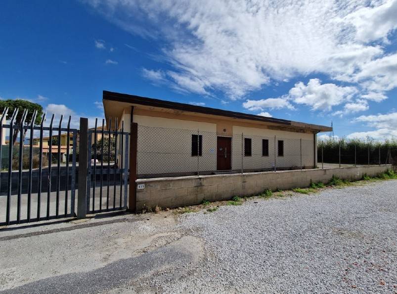 locale commerciale in vendita a Pisa in zona Lungarni