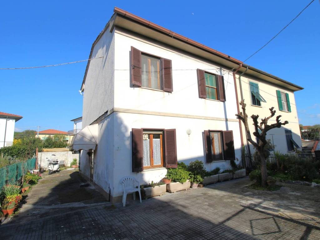 casa indipendente in vendita a Pisa in zona Barbaricina