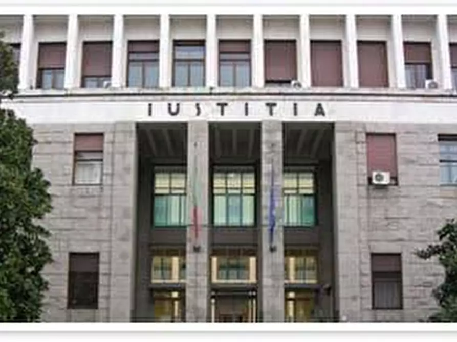 negozio in vendita a Pisa in zona Tribunale