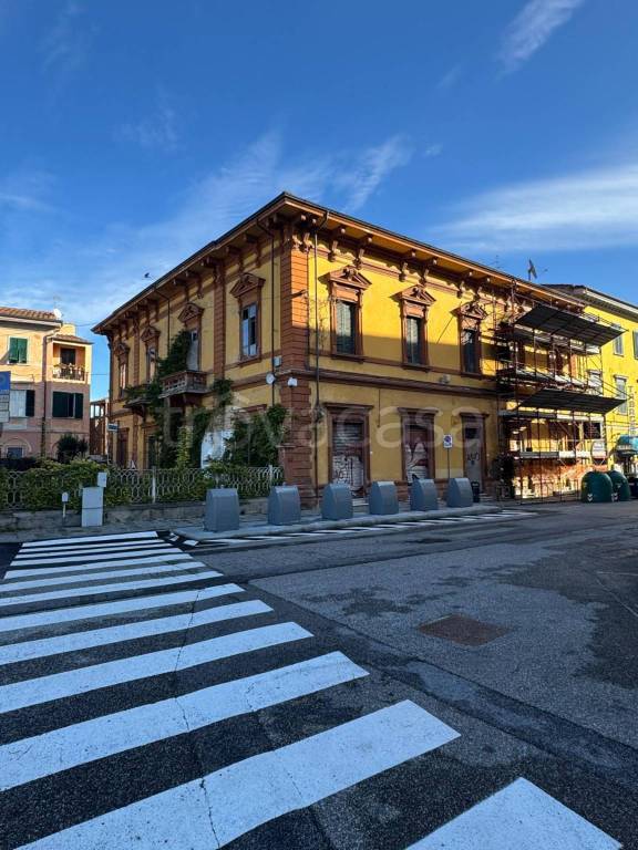 negozio in vendita a Pisa in zona Landi