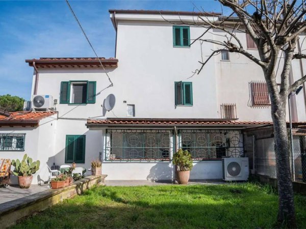 casa indipendente in vendita a Pisa in zona Porta a Lucca