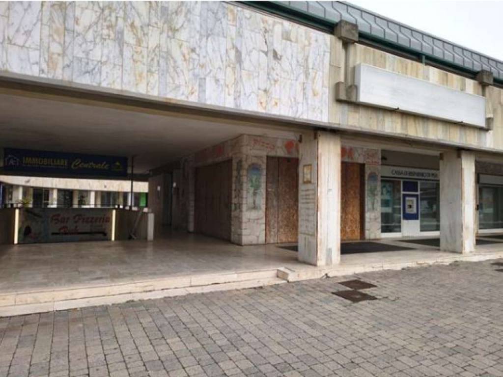 negozio in vendita a Pisa in zona Tirrenia