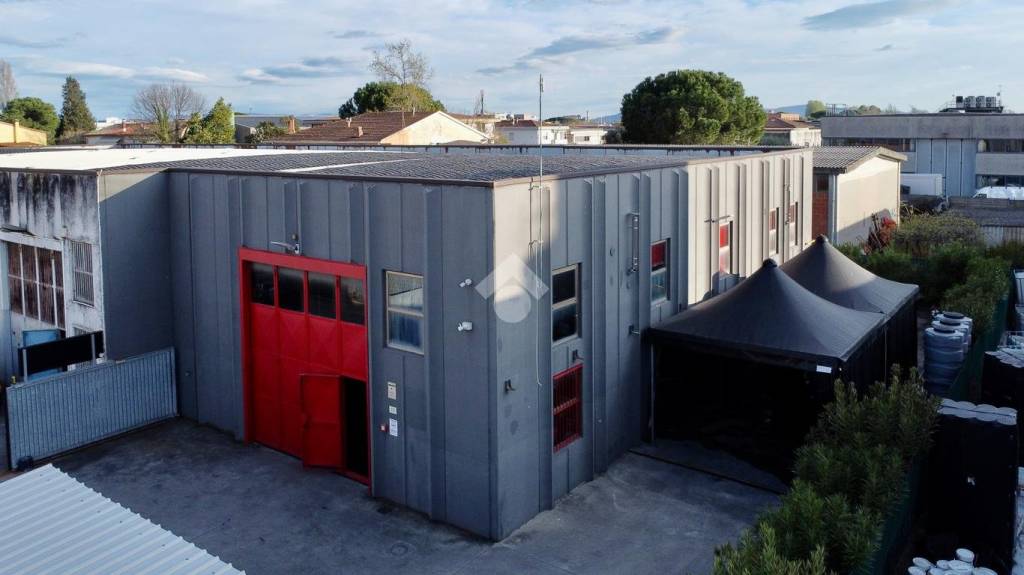 locale commerciale in vendita a Pisa in zona Ospedaletto
