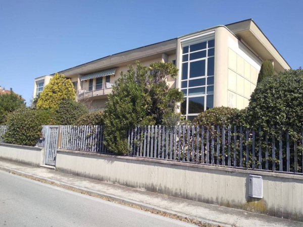 locale commerciale in vendita a Pisa in zona Barbaricina
