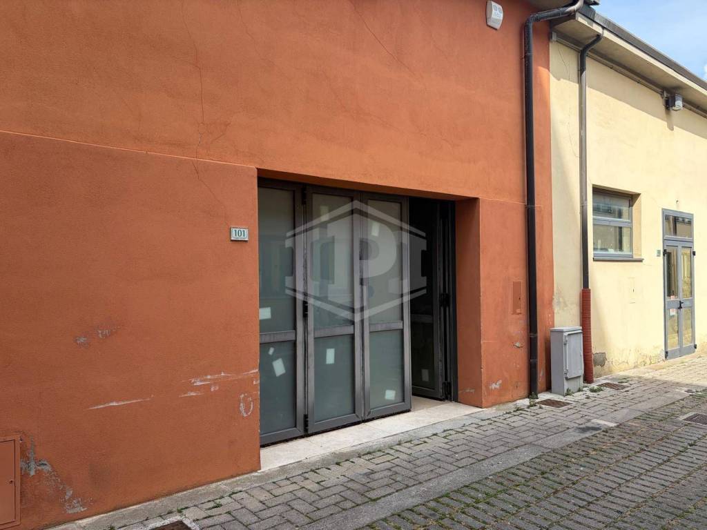 locale commerciale in vendita a Pisa in zona Porta a Mare