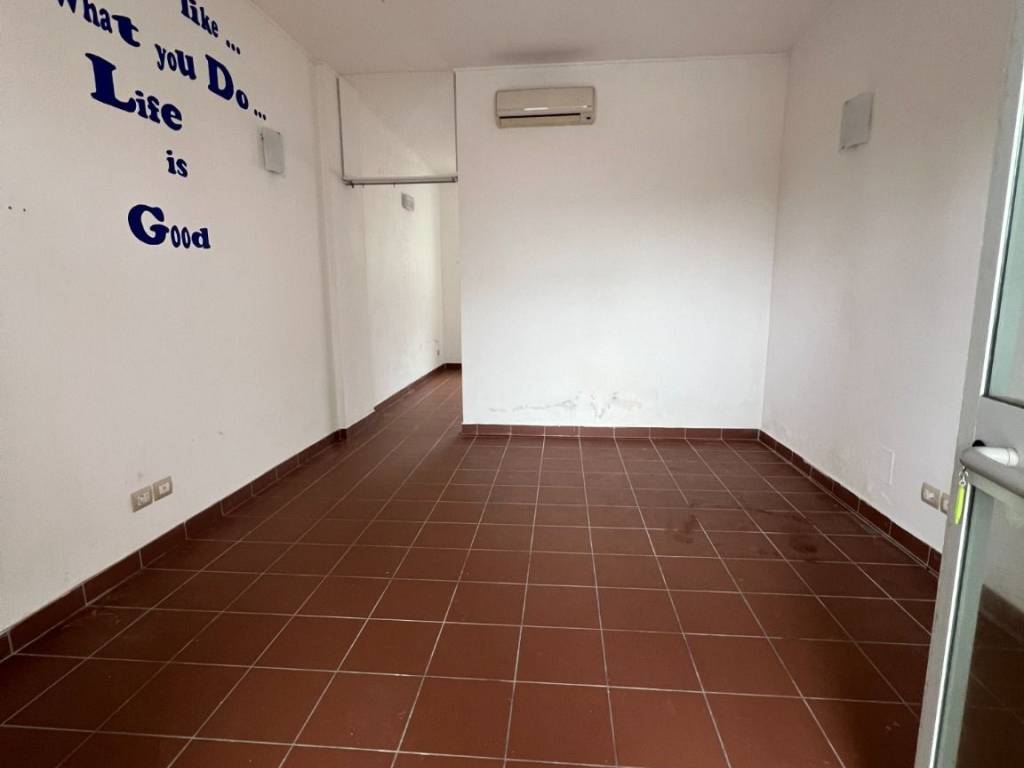 negozio in vendita a Pisa in zona Tirrenia