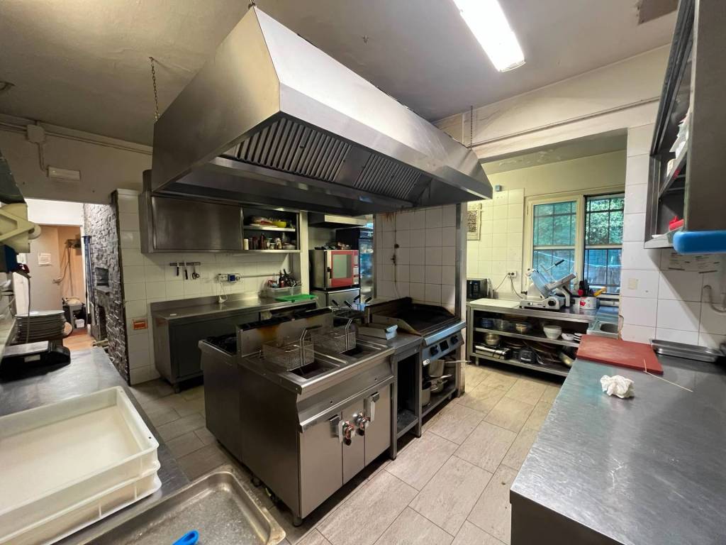 negozio in vendita a Pisa in zona Tirrenia