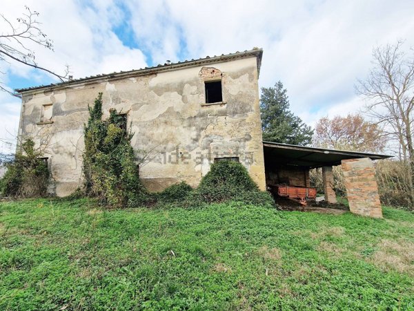 esavano in vendita a Pomarance
