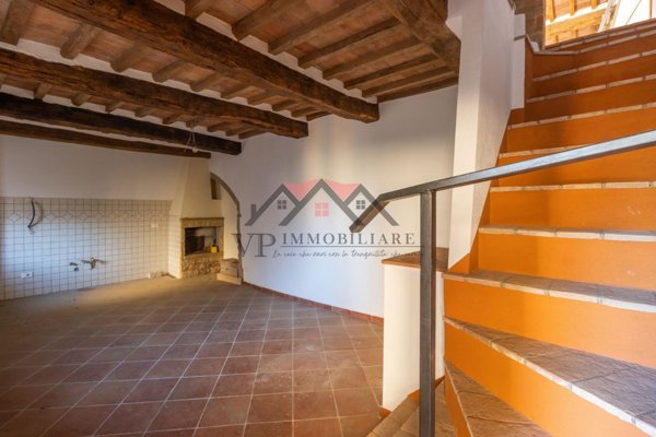 appartamento in vendita a Pomarance in zona Lustignano