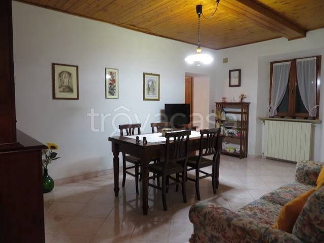 appartamento in vendita a Pomarance in zona Lustignano