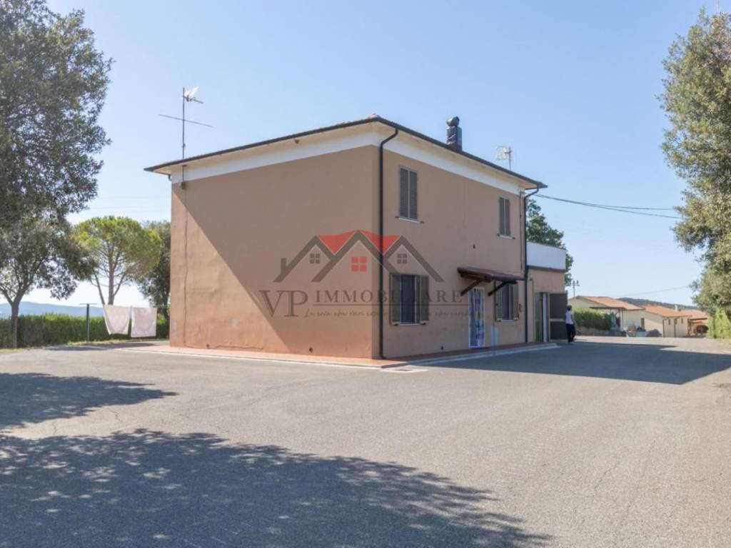 casa indipendente in vendita a Pomarance in zona Lustignano