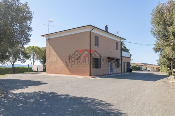 appartamento in vendita a Pomarance in zona Lustignano