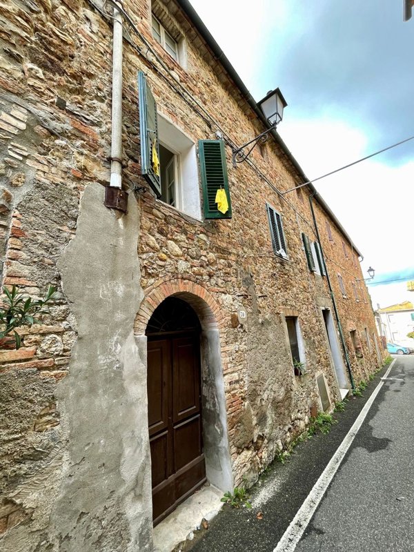 casa indipendente in vendita a Pomarance in zona Lustignano