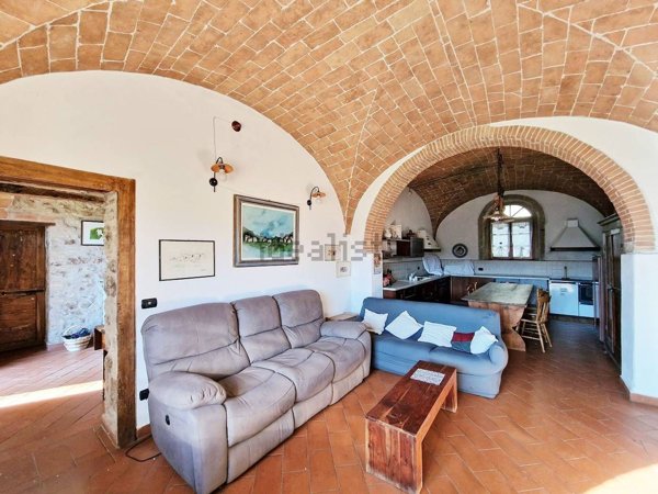 casale in vendita a Pomarance in zona Lustignano