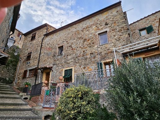 casa indipendente in vendita a Pomarance in zona Montecerboli