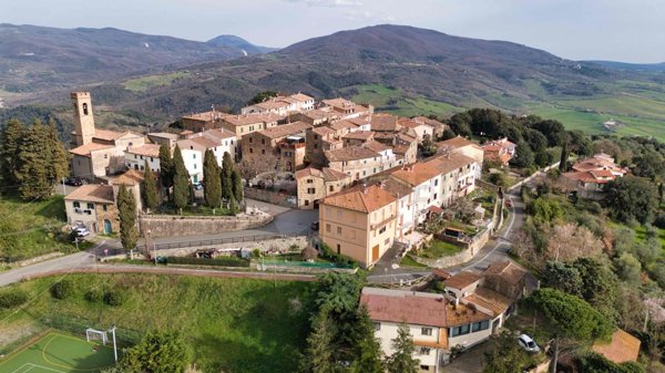 appartamento in vendita a Pomarance in zona Lustignano