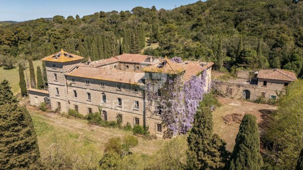casa indipendente in vendita a Pomarance in zona Lustignano