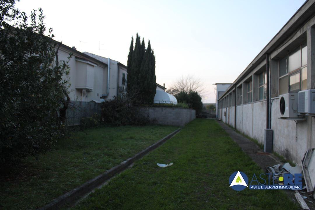 locale commerciale in vendita a Ponsacco