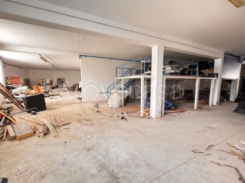 negozio in vendita a Ponsacco