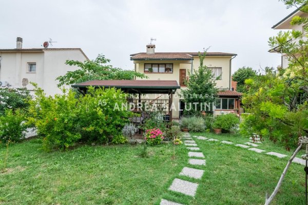 casa indipendente in vendita a Ponsacco