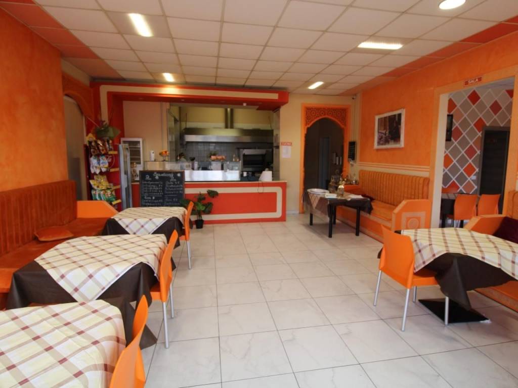 locale commerciale in vendita a Pontedera in zona La Rotta