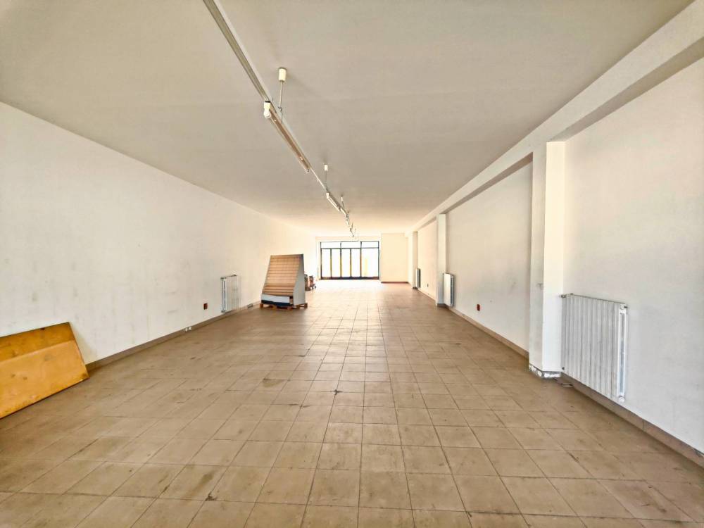 locale commerciale in vendita a Pontedera