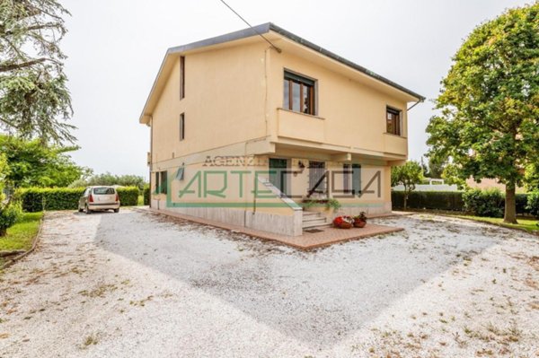 casa indipendente in vendita a Pontedera
