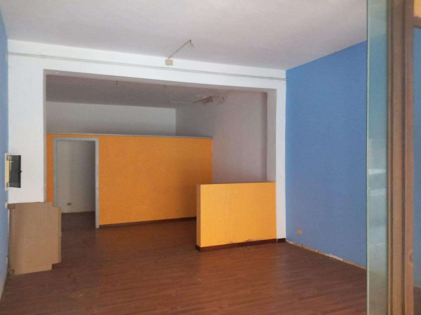 locale commerciale in vendita a Pontedera