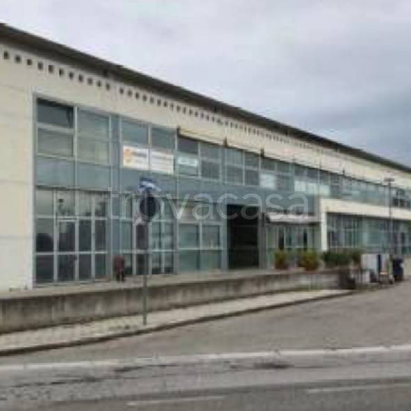 negozio in vendita a Pontedera