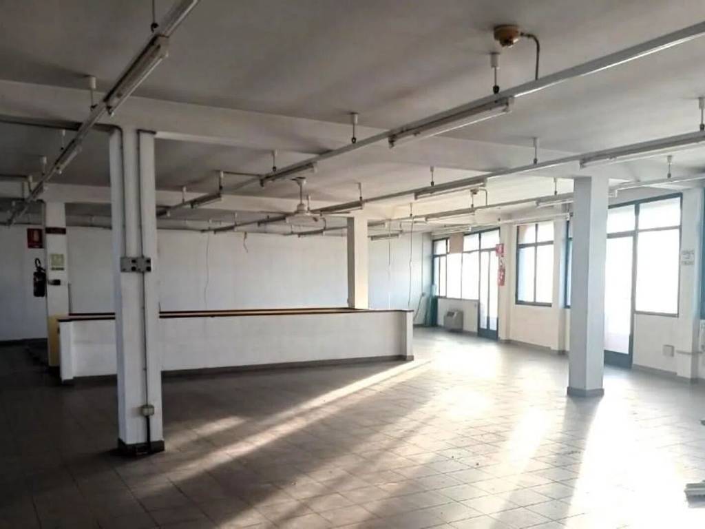 locale commerciale in vendita a Pontedera