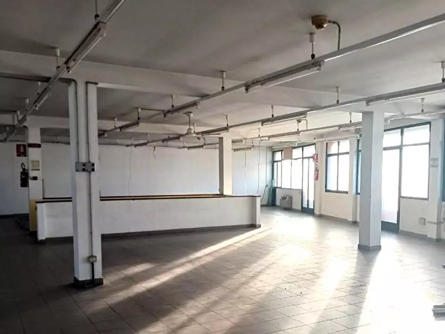 locale commerciale in vendita a Pontedera