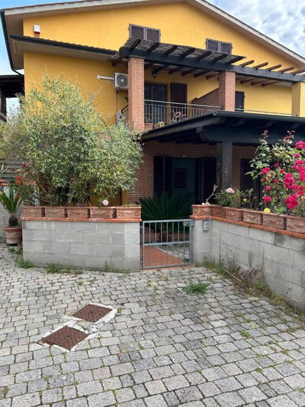 casa indipendente in vendita a Pontedera