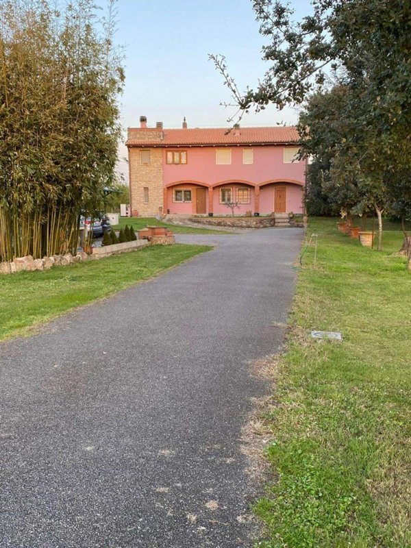 intera palazzina in vendita a Pontedera in zona Santa Lucia