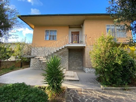 casa indipendente in vendita a Pontedera in zona Santa Lucia