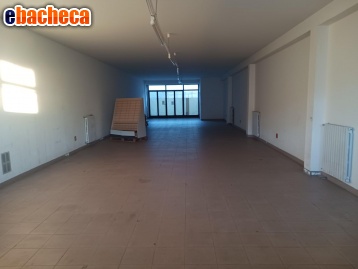 locale di sgombero in vendita a Pontedera