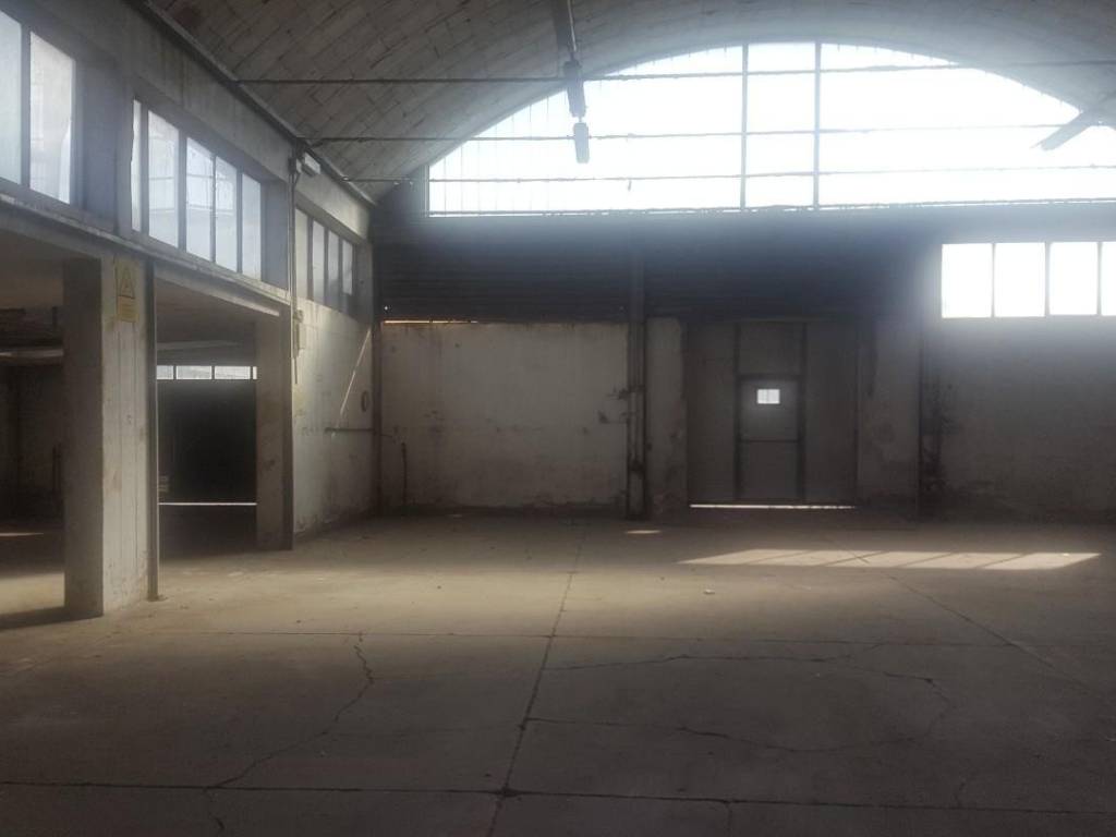 locale commerciale in vendita a Pontedera in zona Pietroconti