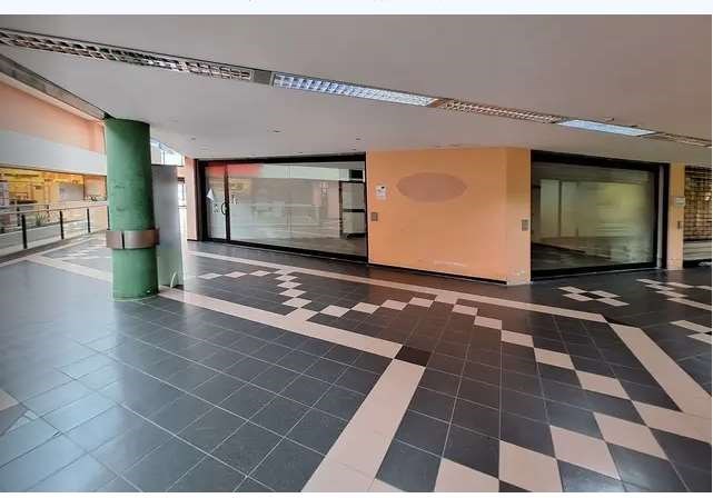negozio in vendita a Pontedera