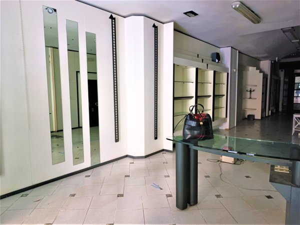 locale commerciale in vendita a Pontedera