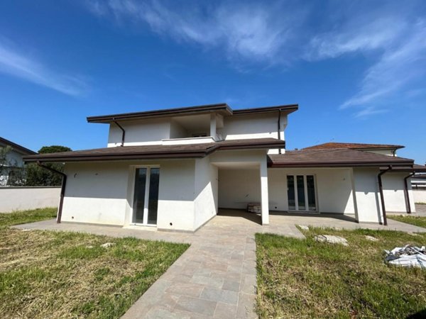 casa indipendente in vendita a Pontedera in zona Santa Lucia