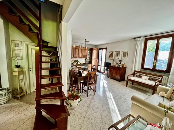 casa indipendente in vendita a Pontedera