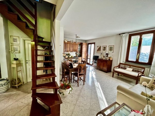 casa indipendente in vendita a Pontedera