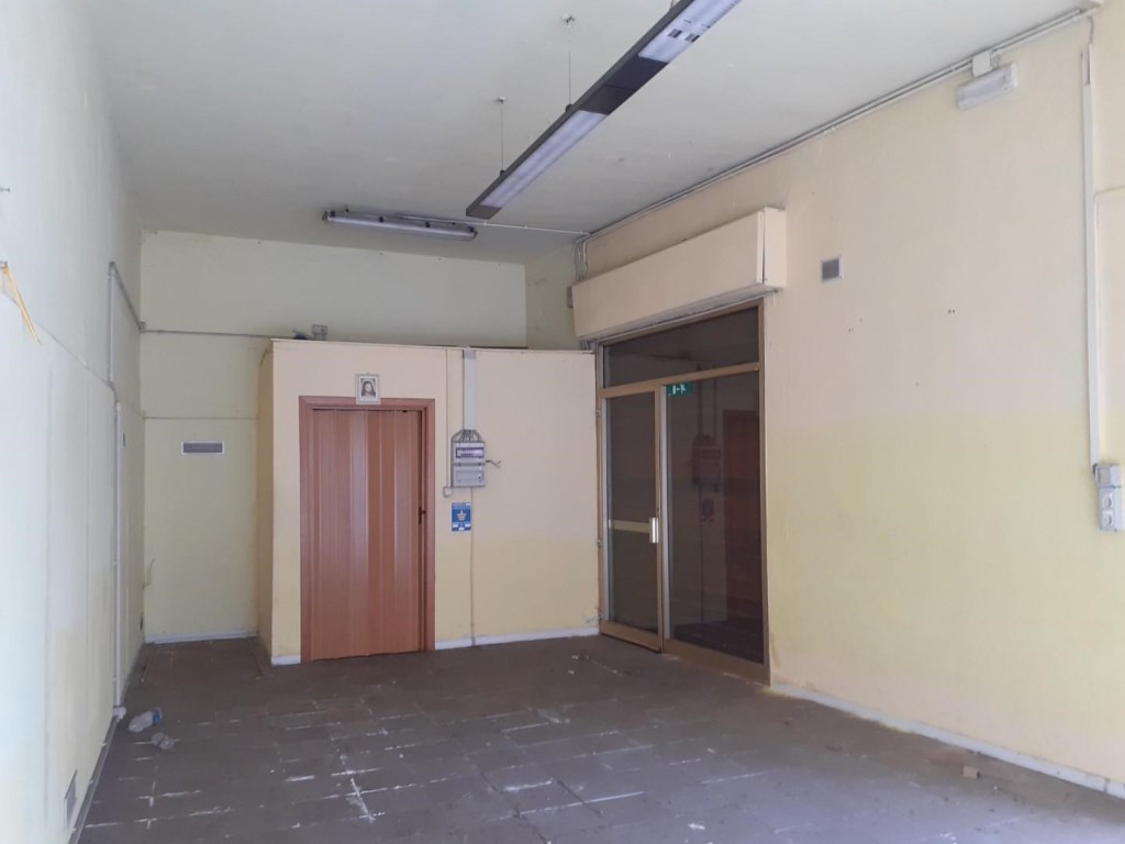locale commerciale in vendita a Pontedera