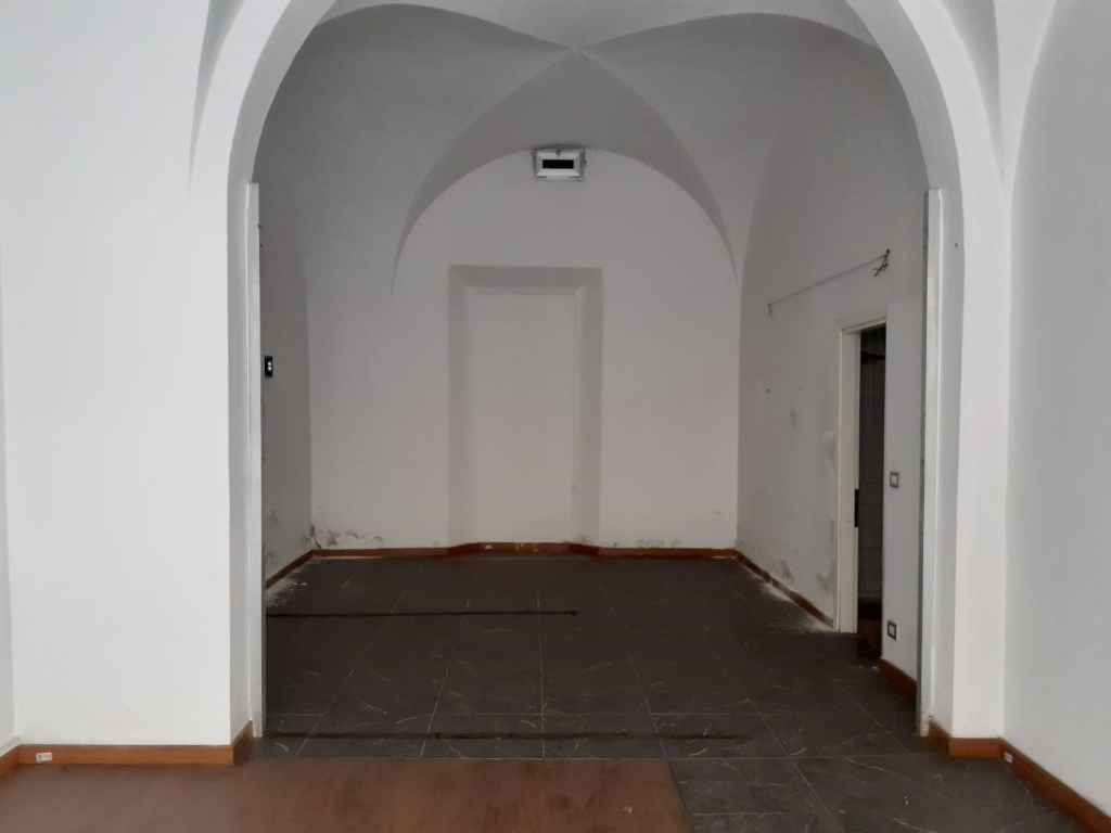 locale commerciale in vendita a Pontedera