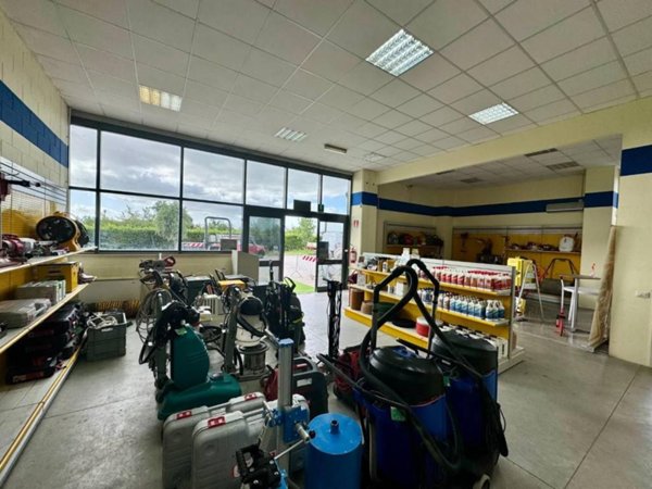 locale commerciale in vendita a Pontedera in zona Pardossi