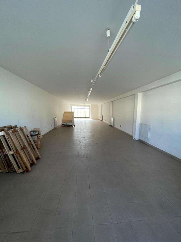 locale commerciale in vendita a Pontedera