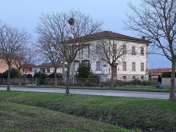 casa indipendente in vendita a Pontedera