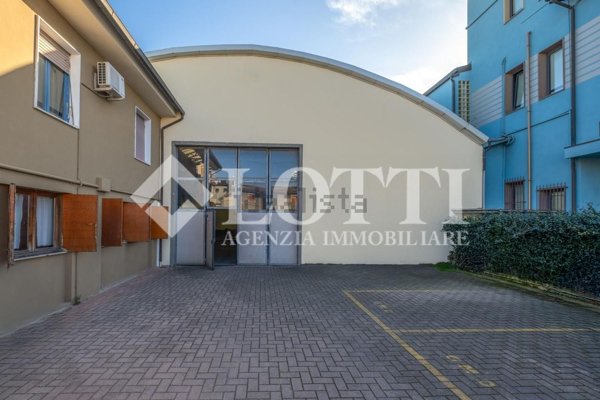 capannone in vendita a Pontedera